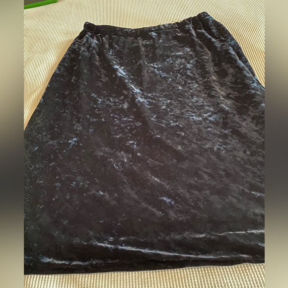 NWOT Handmade black crushed velvet fully lined a-line skirt. Size 8 to 10. - Picture 5 of 17